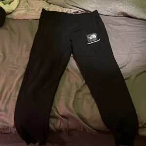 North face byxor till bra pris!😄 - Storlek L. Ett par north face byxor som är jätte sköna samt kommer till ett bra pris😄🤝 Knappt använda! Nypris är 850kr. Pris kan diskuteras🤝