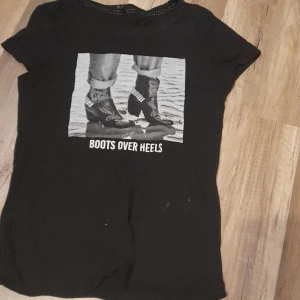 Ett fint klädesplagg  - En T-shirt och ett par utsvängda legings super bra sick knapt använda storlek på tröjan är XS och på byxorna 152