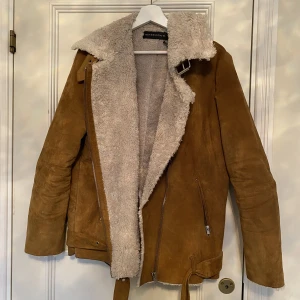 Jacka & Skor  - Fluffig vinterjacka från Never Denim i Strl L och Nike Skor i Strl 40 (mer som strl 39) säljes! Sparsamt använda båda två. Skorna behöver sig en liten tvätt bara. Paketpris (Jacka + Skor) = 300kr. Separata delar = 200kr/st! Köparen står för fraktkost