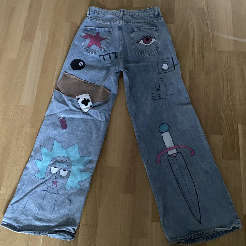 skit coola baggy jeans med massa prints. bara använda 4 gånger för att jag är för kort för dessa och trampar på dem (jag är 160cm)  jag la ner många timmar på dem, så jag säljer dem ganska dyrt :)  skriv privat för mer info <3 . Jeans & Byxor.