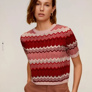 Ny T-shirt från mango - Helt ny med prislappar. Så fint mönster och kvalitet. Storlek M men passar mindre och större beroende på passform. Köpt för 300💕