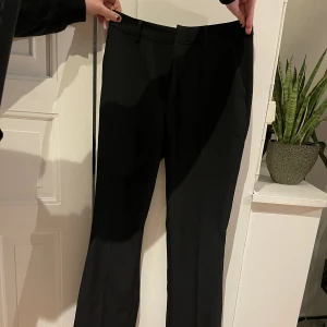 Kostymbyxor - Svarta kostymbyxor från Bik Bok. Är i väldigt bra skick😇