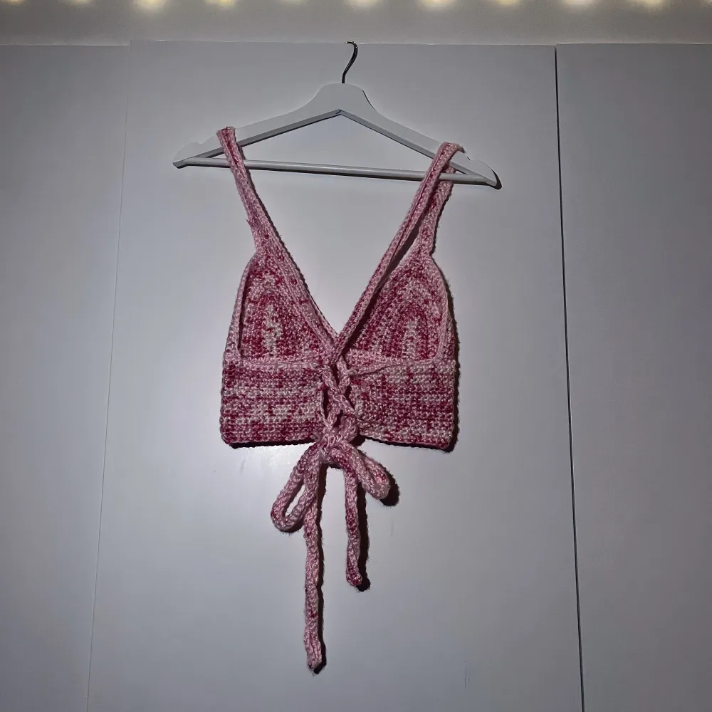 Här kommer våran första modell, Elsa! Ett kroppat linne med V-ringning och knytning i ryggen. Frakt tillkommer och betalning görs via Swish! (Vi gör dessa toppar på beställning, alltså är inte just detta exemplar till försäljning). . Yläosat.