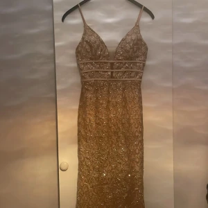 Balklänning  - Säljer min balklänning. Den är uppsydd för att passa mig som är 163cm lång med klackar på. Endast använd en gång. Ord pris 2000kr (kan ta fler och bättre bilder om någon är intresserad) 