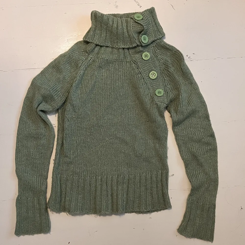 Underbar grön stickad polotröja från Vero Moda ca 2000-tal🍃 Jättefint skick o riktigt drömmig🍃 Säljer då den inte är min stil längre. Färgen är varmare i verkligheten, en ljust ärtgrön ungefär🥰Stretchig så passar många. Neuleet.