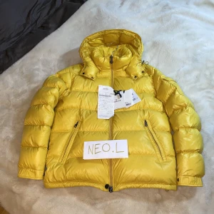 moncler maya - Säljer min feta 💛Moncler maya💛 i Storlek 4, motsvarar L men passar M. Jacka är gott som ny skick (9,5/10). Inga fläckar Kvitto, taggs och påse följer med.  Nypris: 5999