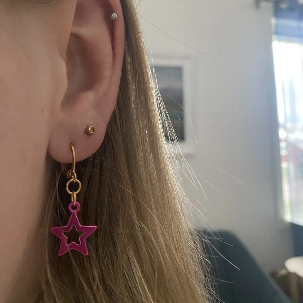 Handgjorda örhängen, ordinarie brevfrakt inräknad i priset💖 @bladhsmycken på Instagram . Accessoarer.