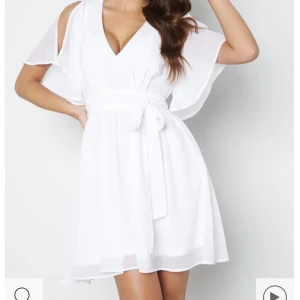 Studentklänning  - Inte använd Klänning som man kan knyta så går att spänna till i midjan mer eller mindre hur man vill🤍