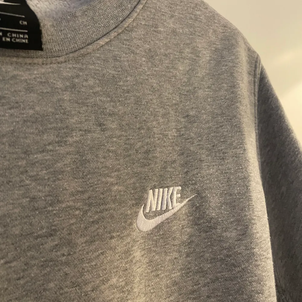 Grå Nike sweater i storlek S (herr). Använts sparsamt men något nopprig (se bild).. Hoodies.