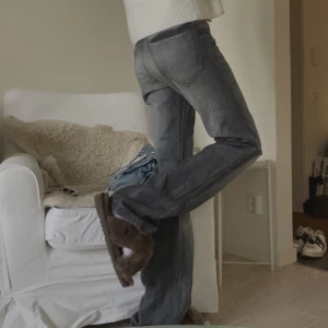 Jeans - Så sjukt snygga gråa jeans, jag är 175 och har normalt s eller 36 i byxor, innerbenslängd 87