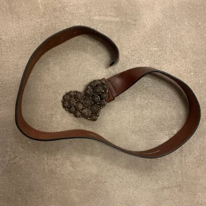 Vintage MoschinoJeans Bälte i Koläder - Ett gammalt bälte jag har ärvt utan några defekter som inte kommer till användning för mig! Hög kvalitet utan defekter👏