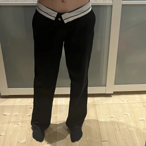 Svarta lågmidjade kostymbyxor  - Säljer ett par svarta lågmidjade kostymbyxor från hm i storlek 36. Endast använda typ två gånger och i väldigt fint skicka, kan skicka fler bilder om man vill ha! Köparen står för pris+frakt men priset kan diskuteras🫶🏻