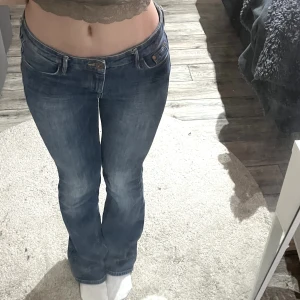 Lågmidjade bootcut jeans  - Säljer dessa super fina lågmidjade bootcut jeansen, endast för att jag är i behov av pengar, storlek 26/30 passar mig som är 1,61 och har xs/s i jeans. Kontakta för frågor & intresse 🤩🤩