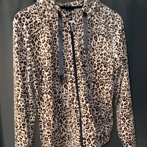 Leopard tröja från Gina tricot. Mycket fint skick endast använd en gång 