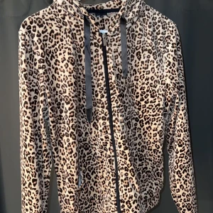 Tröja  - Leopard tröja från Gina tricot. Mycket fint skick endast använd en gång 