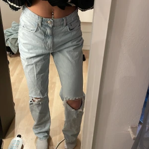 Gina jeans strlk 38/M - knappt använda.passar perfekt i längden är 1,64.Kommer inte till användning då jag har två par likadana.Du står för frakten 50 kr plus.Nypris 599 kr.
