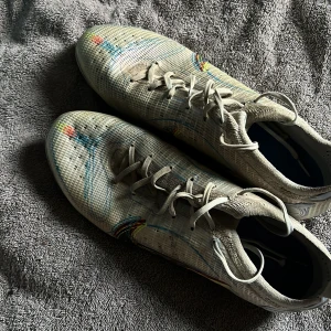 Fotbollsskor  - Bra skick! Inga slitningar utom i färgen pga lite användning.