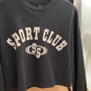 Croppad tröja - Snygg kroppar tröja med tryck, lite collegestuk. Använd och lite urtvättad men annars väldigt fin🖤