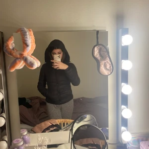 Jacka - Säljer dessa svarta jacka från zalando i märket only❤️ I fint skick och säljer jackan för 200 kr 😊 I storlek xs.