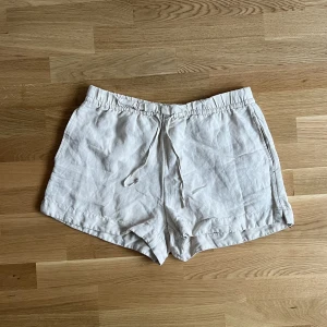 Shorts - Tyg shorts med 2 fickor och i helt okej skick.