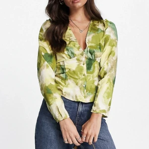 Grön blus ASOS - Grön mönstrad topp från asos storlek 36 som tyvärr inte passade min stil, aldrig använd! 