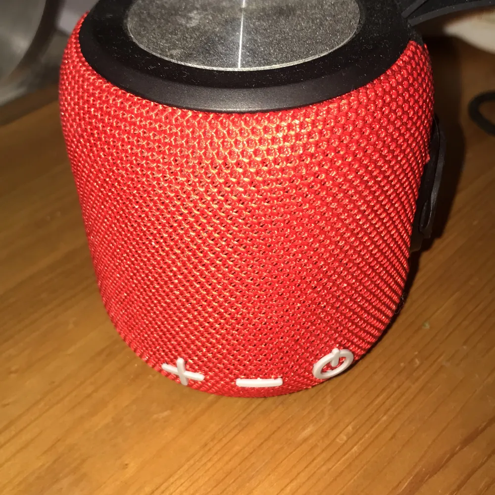 Liten gullig röd högtalare! Behöver inte denna mer har redan en annan! Men ljudet funkar svin bra på denna de är högt och bra ljud!. Övrigt.