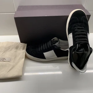 Valentino flycrew - Säljer mina högt eftertraktade och slutsålda kollektionen Valentino flycrews i svart vit colorway, all og medkommer och skicket på skorna är 8,5/10 2 nitar som saknas annars väldigt bra skick överlag, är öppen för trades. Hör av er för fler frågor!