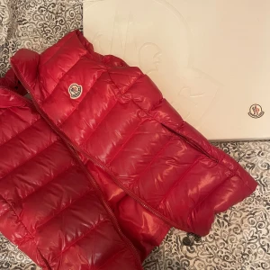 Röd moncler väst - Säljer min fina moncler väst för 2800 eller byta mot en vit ny pris ca 6500