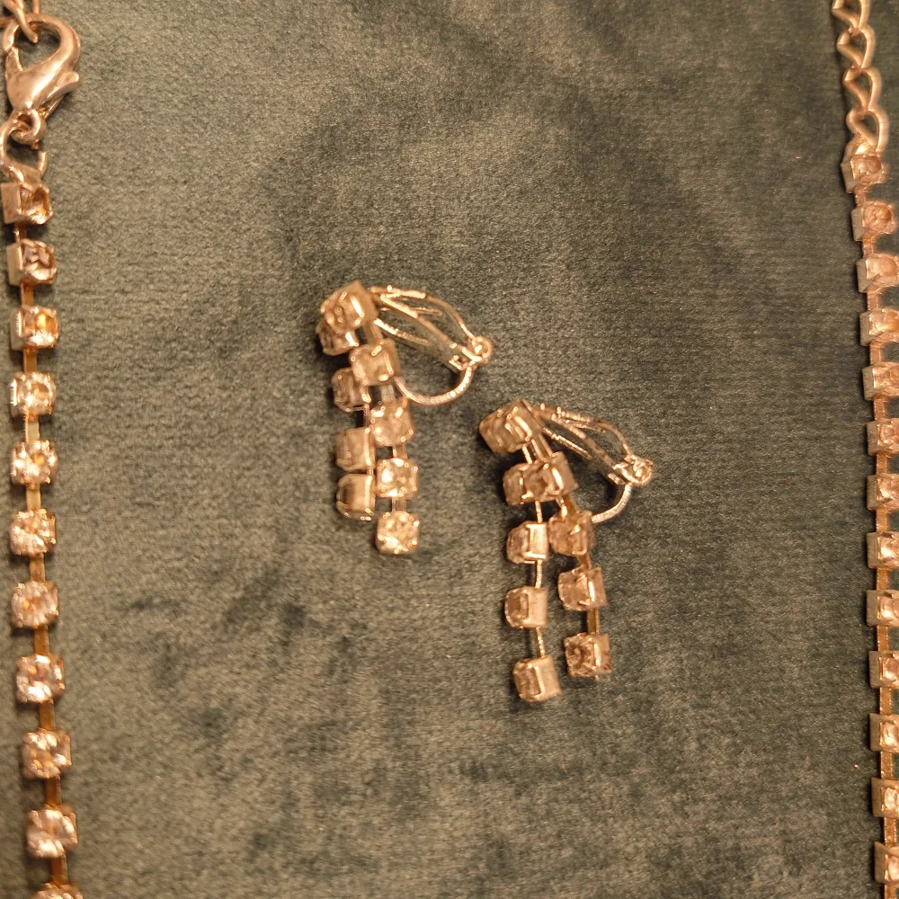 Smyckesset med halsband, armband, örhängen och ring med vita och röda glittrande stenar passande en yngre prinsessa! Setet är helt nytt och oanvänt och har alla stenar kvar. Ringen är justerbar och örhängena kräver inga öronhål. . Accessoarer.