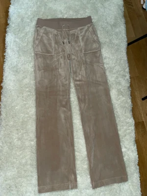 Helt nya Juicy byxor - Helt nya juicy byxor som ALDRIG är använda, köpte och blev inte nöjd med färgen så säljer här, om det är flera som är intresserad så får ni buda!❤️Frakten kommer kosta runt 50-100 och den är redan inräknad i priset!❤️❤️