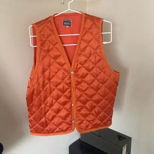 Rocky Väst - ✏️Orange Rocky väst med knappar. Hyfsat skick! Strl. L men sitter snarare som M.