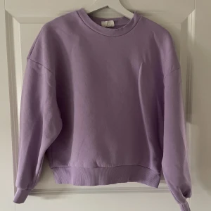Lila sweatshirt - Jättebra skick, inga defekter. Köpare står för frakt💕