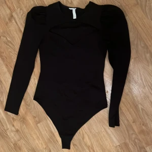 Festlig body - Body med puffärmar & cutout Aldrig använd strl M från h&m