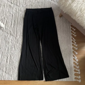 Vida ribbade byxor - Helt nya ribbade vida byxor med fickor strl L från Gina tricot 