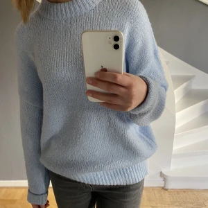 Blå stickad tröja - Superfin nu till våren, skriv för fler bilder eller frågor💙