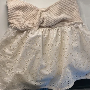 Supersöt topp från shein - Säljer denna supersöta toppen från shein,den liknar exakt den från zara,storlek xs🤍