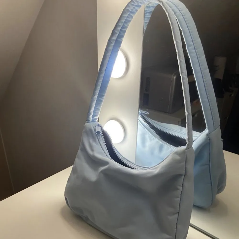 Super gullig blå handväska, perfekt till sommaren. Köpt på Gina för ungefär 350! Väldigt bra skick. Kom ihåg att det är fri frakt nu också🥰🥰. Väskor.