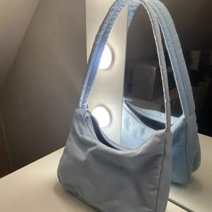 Super gullig blå handväska, perfekt till sommaren. Köpt på Gina för ungefär 350! Väldigt bra skick. Kom ihåg att det är fri frakt nu också🥰🥰