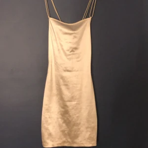 Klänning❤️ - Jätte fin klänning❤️ lite genomskinlig men går att använda, knappt använd❤️❤️ köparen står för frakten❤️