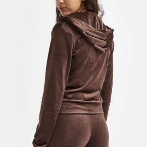 Brun tracksuit - Aldrig använd, har båda delarna. Säljs separat för 250 styck eller tillsammans 500.🌸