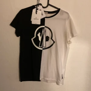 Moncler T-shirt  - Nästan oanvänd äkta moncler t-shirt för barn från 12-14 år. Svart och vit funkar för tjejer och killar. Original pris 1249kr säljs för 500 pris kan diskuteras.