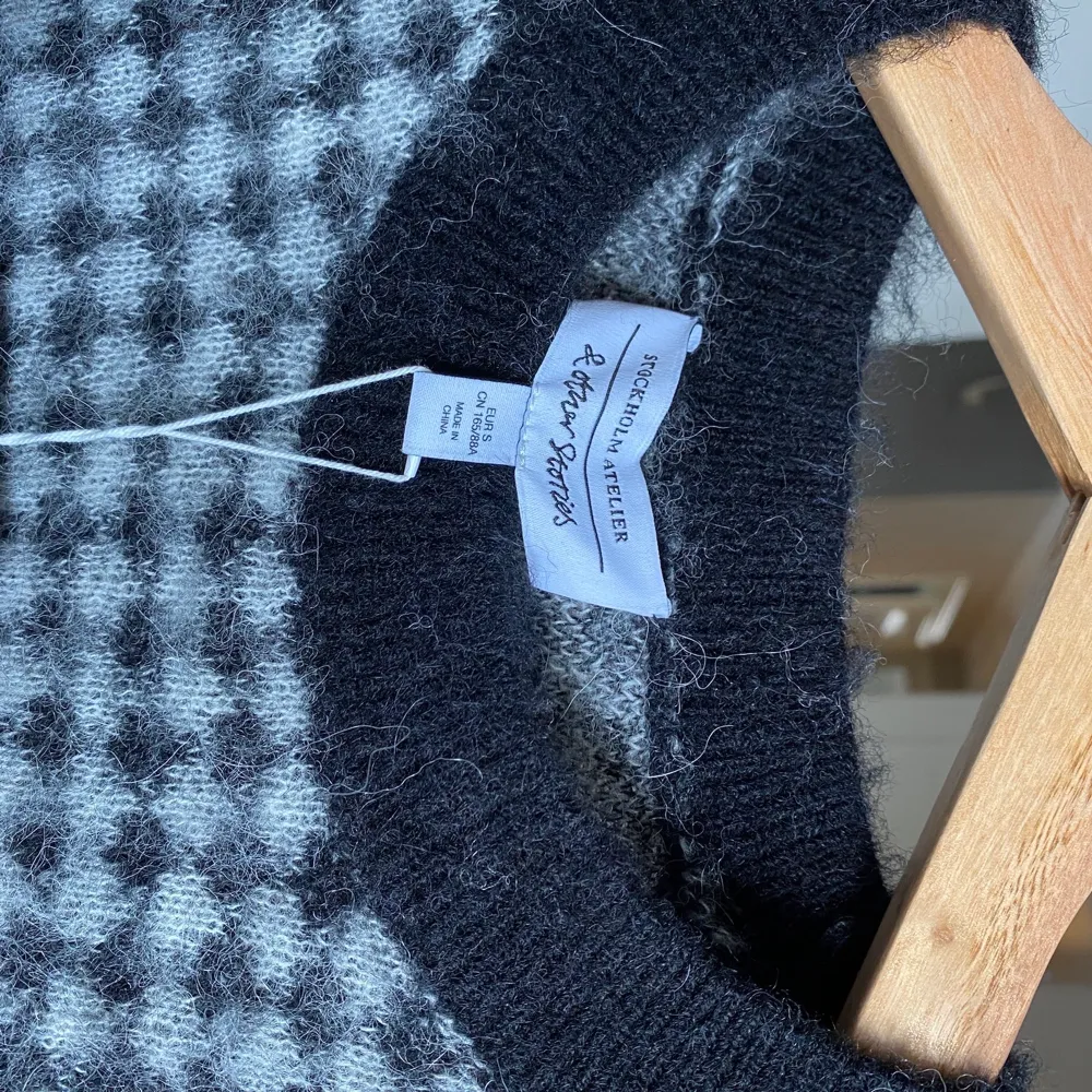 Säljer denna fina och helt oanvända stickade tröjan från & Other Stories🖤🤍 Storlek S. (Köparen står för frakten). Stickat.