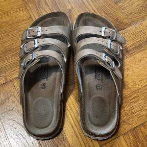 Ett par beiga/bruna sandaler som är perfekta till sommaren! ☀️Det står strl 38 men dem är ganska små i storlek. Skulle rekommendera till någon med strl 36 eller kanske en liten 37. Jag som bär 38 har hälen på gräns ut 🤠