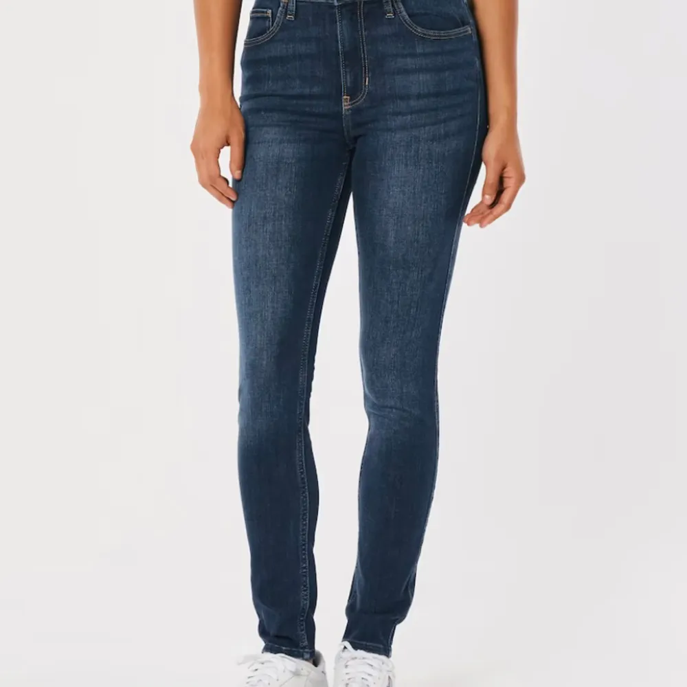 Fina jeans från Hollister. High rise super skinny. Strl 25/31. Lånad första bild . Jeans & Byxor.