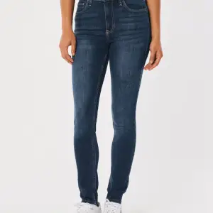 Fina jeans från Hollister. High rise super skinny. Strl 25/31. Lånad första bild 