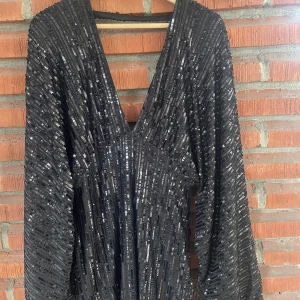 Klänning - En superfin klänning från bikbok!  Aldrig använd (prislapp kvar)  Strl L Nypris:799