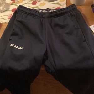 CCM byxor - CCM byxor, mörkblå,bra skick. Säljer pga för små för mig. Är 171 cm