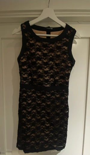 Klänning från Forever 21 - Fodralklänning i stretchigt tyg. Gott skick. Storlek S.