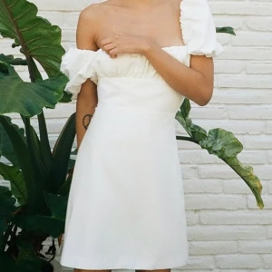 Vit klänning  - Säljer denna klänning från zara som jag hade på min student, i storlek M men den är öppen med knytning i ryggen så den går att justera❣️skriv för fler bilder!