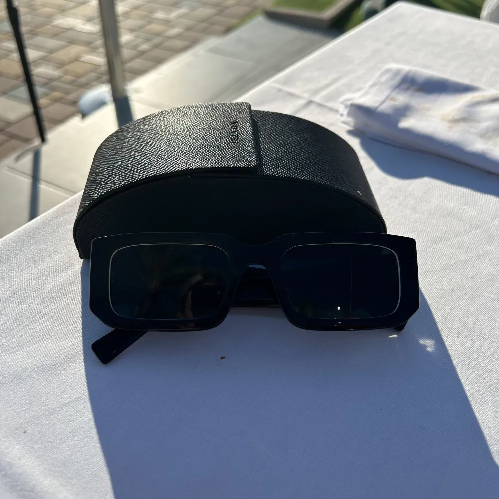 Prada solglasögon  Modell PS 06YS Inköpta för 6 månader sen, säljs pga använder inte tillräckligt mycket.   Skicket är väldigt bra, en lite mindre repa på en osynlig vinkel på glasögonens övre kant (ej glaset).   Nypris ca 3000kr  . Accessoarer.